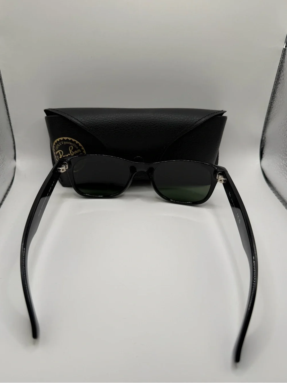 Ray-Ban New Wayfarer Sunglasses * No Dust Cloth Or Booklet* RB2132 901 51/18